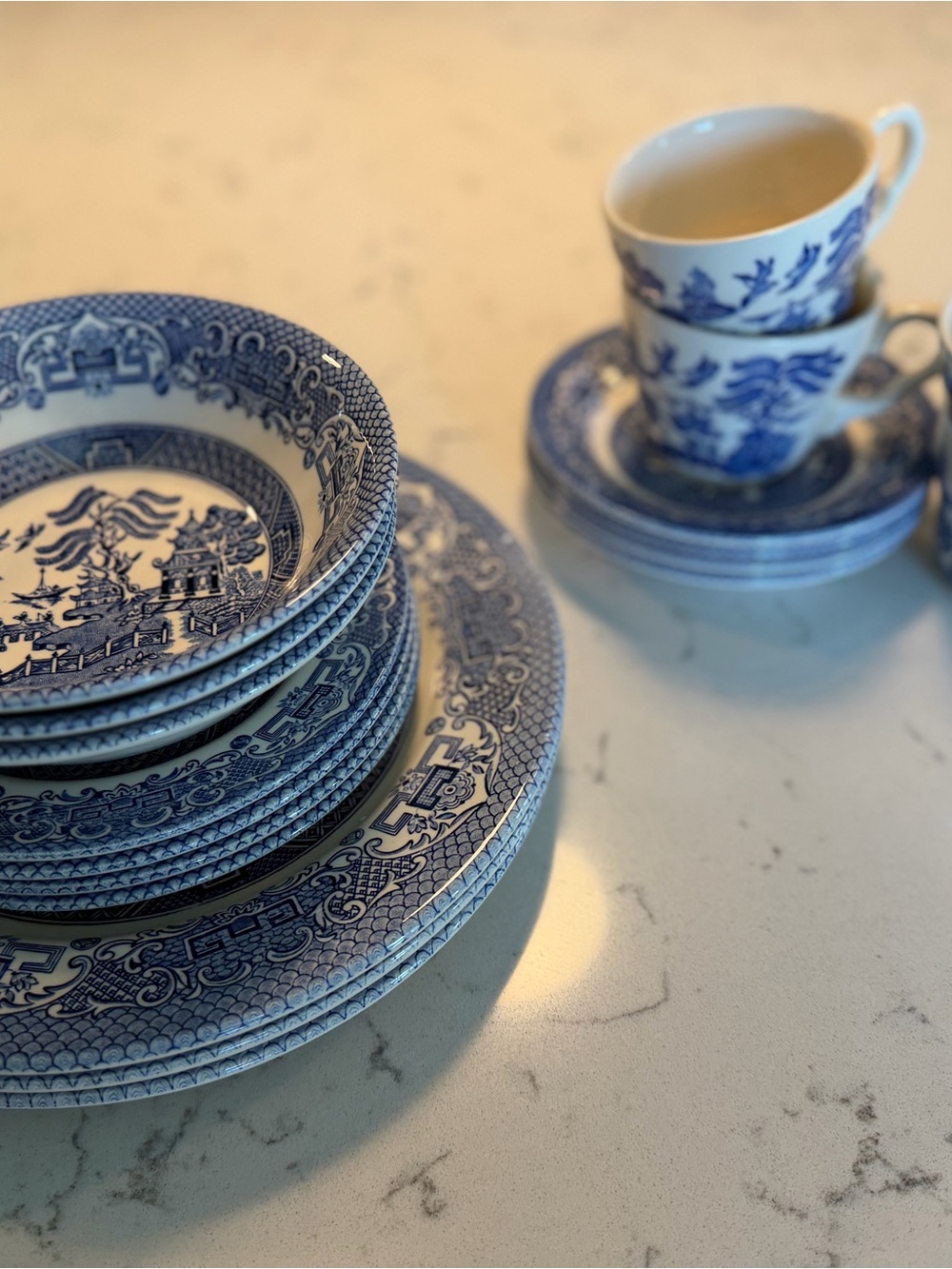 Classic Blue Willow Porcelain Dinnerware Set 18 pcs.